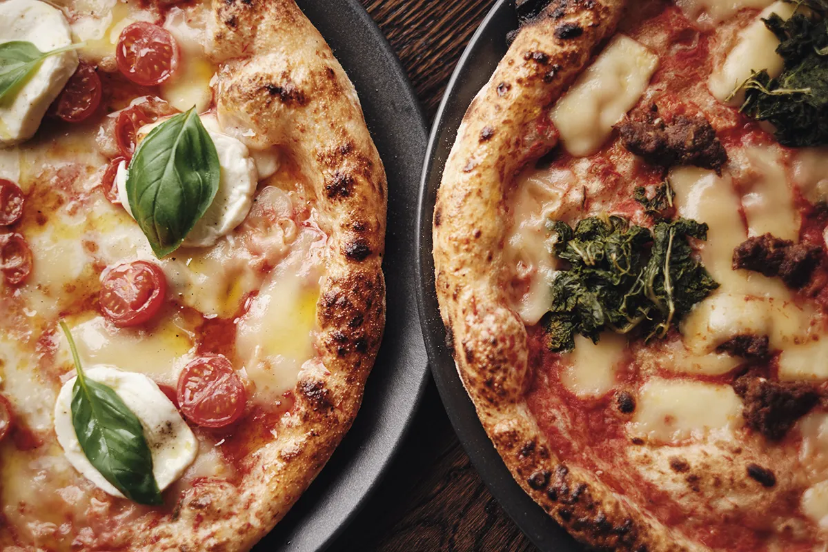 Den luftige kant på en napolitansk pizza fra Canotto, tæt på